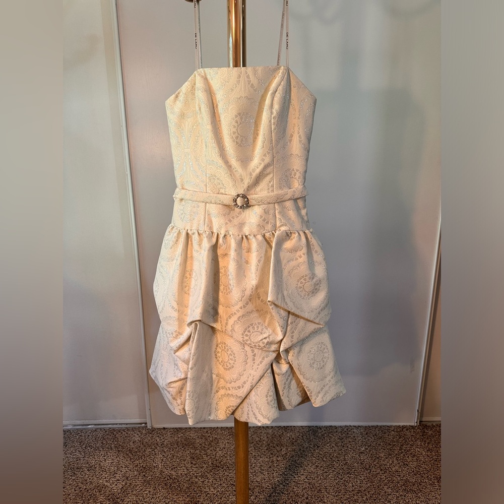 Strapless Gorgeous dress with comfortable textured material. NEW w/o Tag.